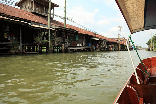 schwimmender markt von damnoen saduak - indigenous culture famous place thailand bangkok stock-fotos und bilder