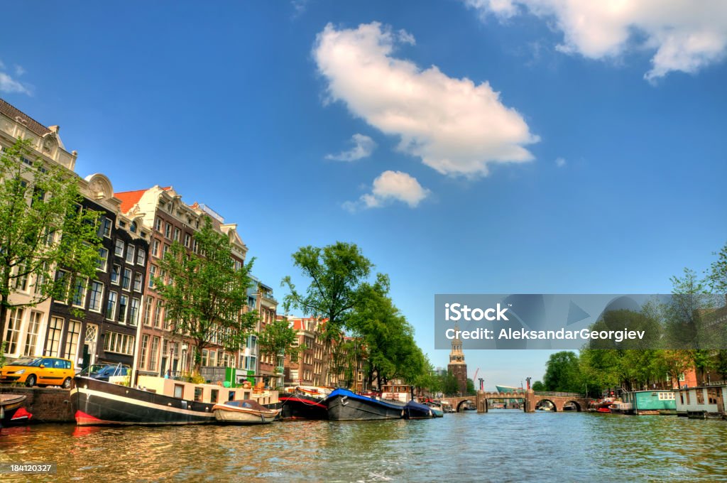 Канал Амстердам, Munttoren (tower) в направлении Centrum - Стоковые фото Grachtenpand роялти-фри