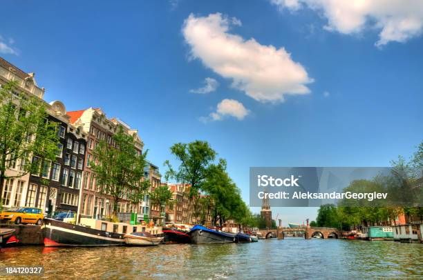 Канал Амстердам Munttoren В Направлении Centrum — стоковые фотографии и другие картинки Grachtenpand