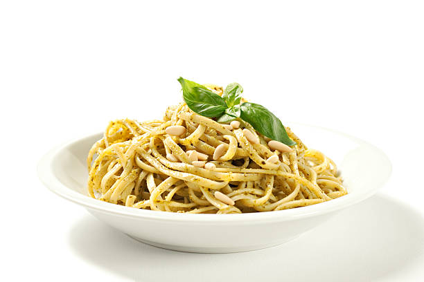 spaghetti con salsa al pesto - linguini foto e immagini stock