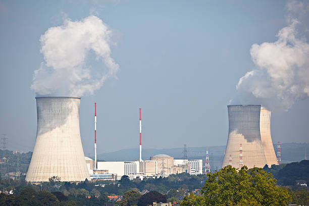 lointaines centrale nucléaire - tihange photos et images de collection