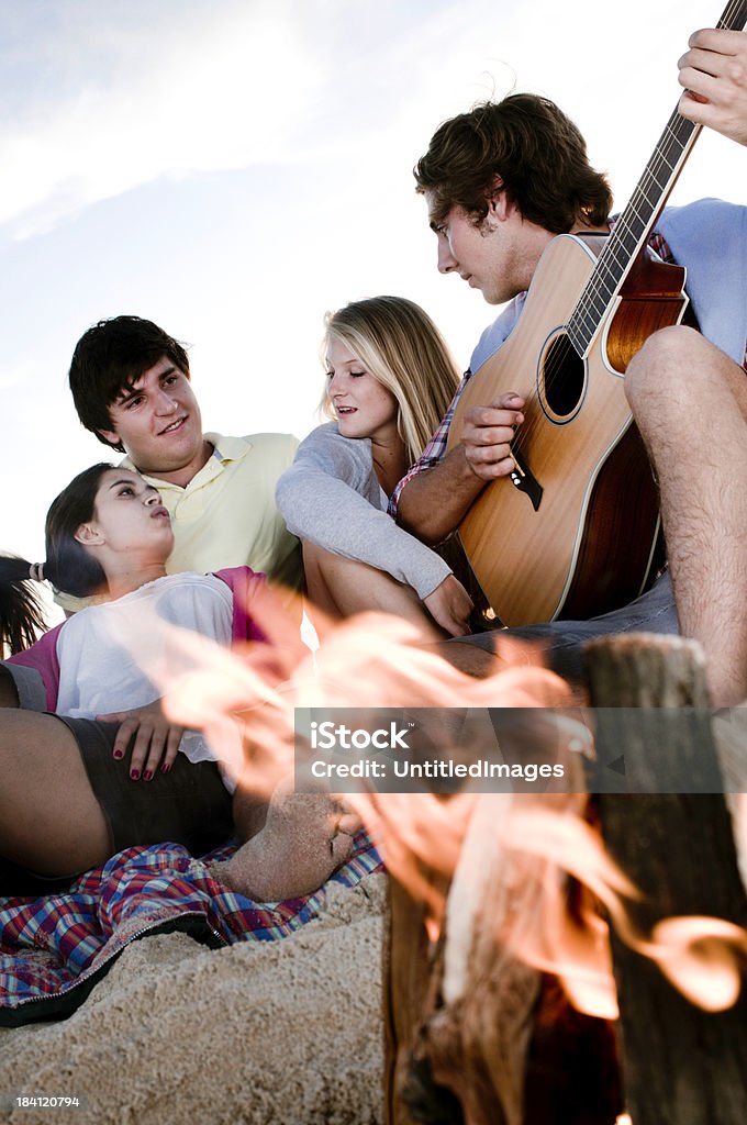 Grupo de amigos na praia - Foto de stock de 20-24 Anos royalty-free