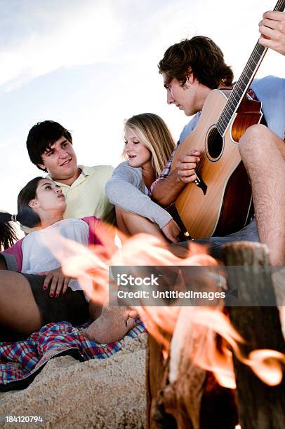 Foto de Grupo De Amigos Na Praia e mais fotos de stock de 20-24 Anos - 20-24 Anos, Adulto, Alegria