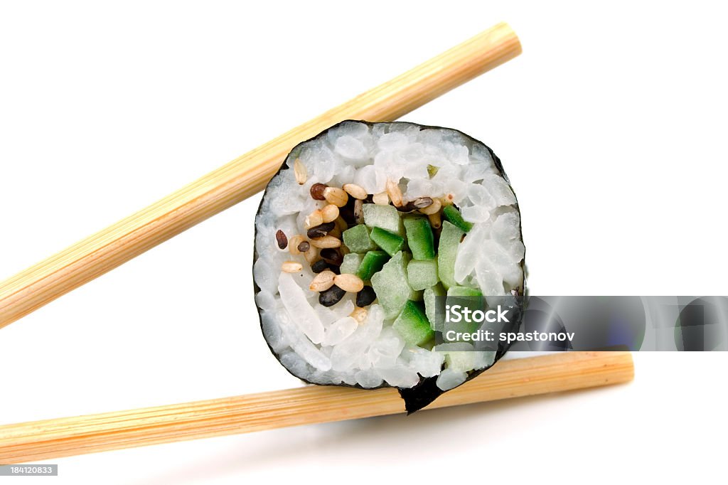 Traditionnel japonais sushi isolé sur blanc - Photo de Sushi libre de droits