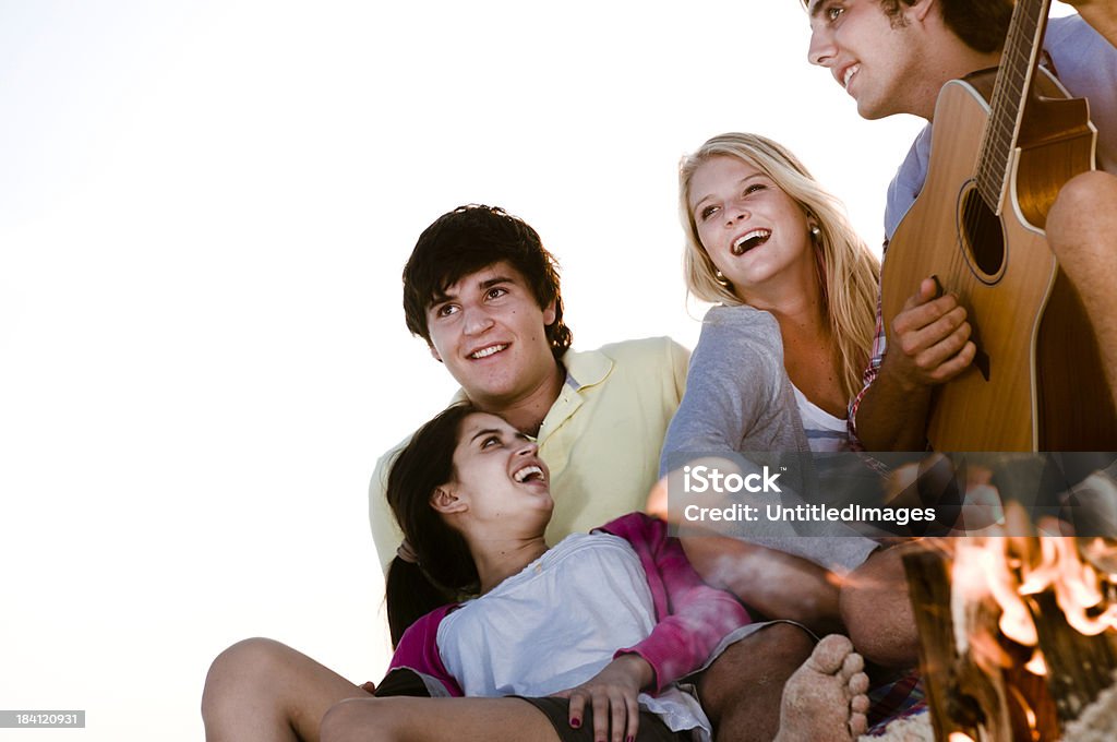 Grupo de amigos en la playa - Foto de stock de Hoguera libre de derechos