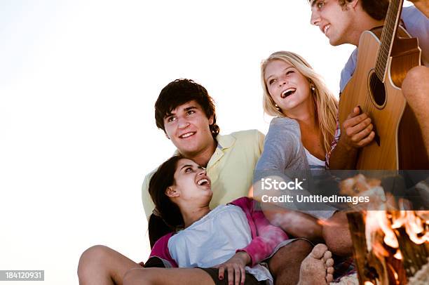 Grupo De Amigos En La Playa Foto de stock y más banco de imágenes de Hoguera - Hoguera, Playa, 20-24 años