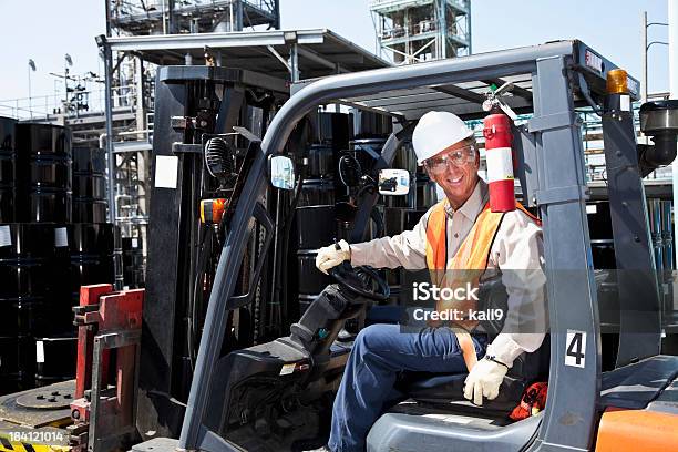 Lavoratore Industriale In Carrello Elevatore A Forca - Fotografie stock e altre immagini di Carrello elevatore a forca