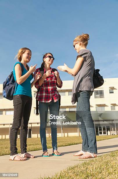 Foto de Conversar Em Asl Na Escola Campus e mais fotos de stock de Língua de Sinais - Língua de Sinais, Linguagem por Sinais Americana, Comunicação
