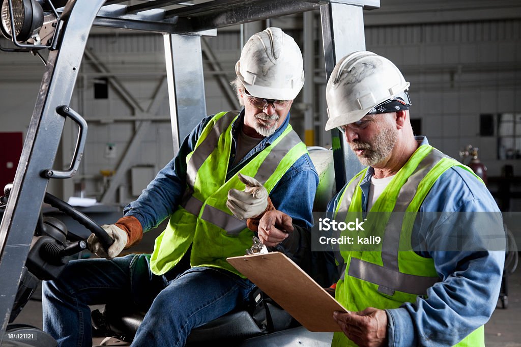 Trabalhadores de armazém com máquina elevadora de cargas - Royalty-free Estereótipo de Classe Trabalhadora Foto de stock