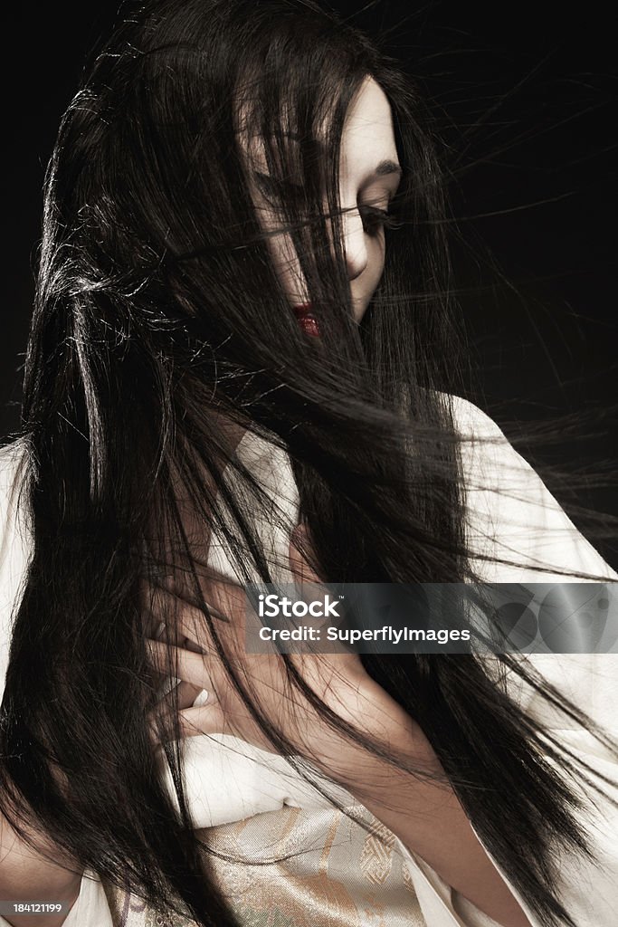 Impressionante Retrato de Mulher bonita com cabelo escuro caindo - Foto de stock de Adulto royalty-free