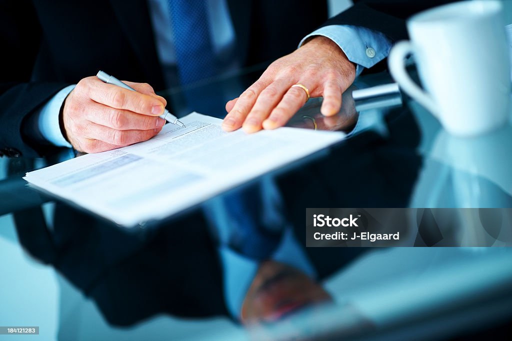 Empresário mão assinar contrato papel na mesa - Foto de stock de Assinar royalty-free