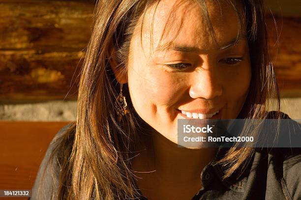 Sonriente Mujer Foto de stock y más banco de imágenes de 30-39 años - 30-39 años, Calor, Cara humana