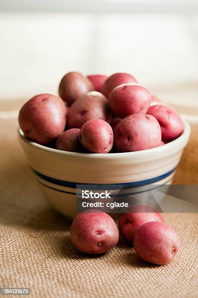 Batata Vermelha - Fotografias de stock e mais imagens de Batata vermelha - Batata vermelha, Alimentação Saudável, Batata Crua