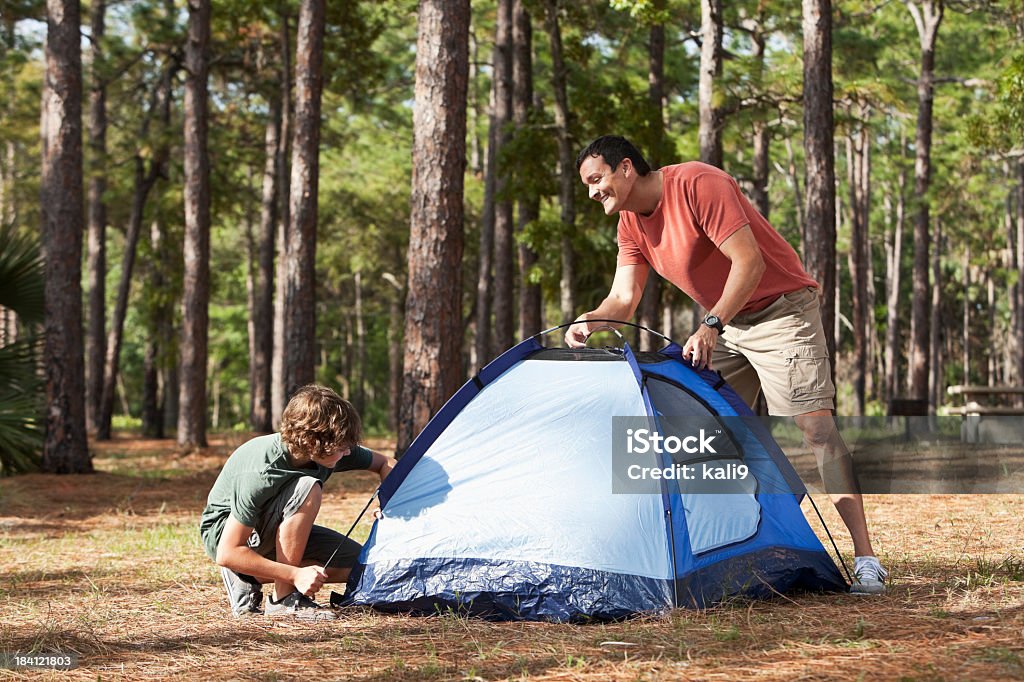 Vater und Sohn Hinterland ein Zelt - Lizenzfrei Camping Stock-Foto