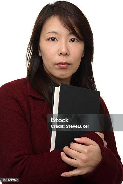 Mujer Con Libro Foto de stock y más banco de imágenes de Abrigo - Abrigo, Adulto, Adulto joven