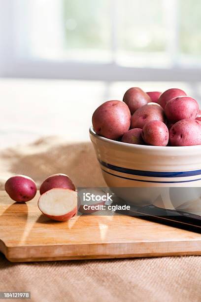 Cortar Batatas De - Fotografias de stock e mais imagens de Batata vermelha - Batata vermelha, Acompanhamento, Agricultura