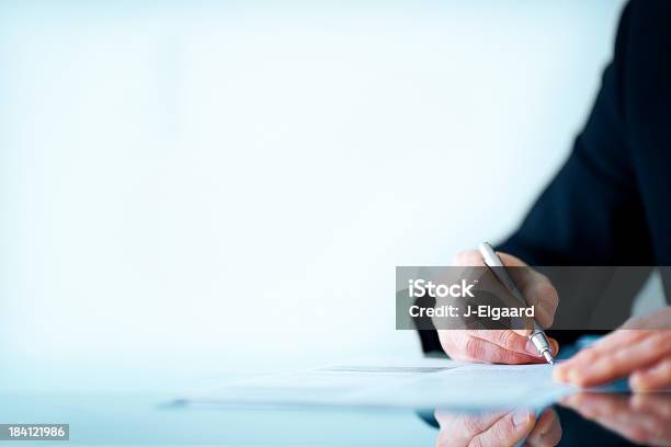 Business Mann Hand Schreiben Auf Papiercopyspace Stockfoto und mehr Bilder von Vertrag - Vertrag, Unterschreiben, Abmachung