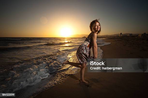 Nastoletnie Hispanic Dziewczyna Na Plaży - zdjęcia stockowe i więcej obrazów Adolescencja - Adolescencja, Dorosły, Fala - Woda