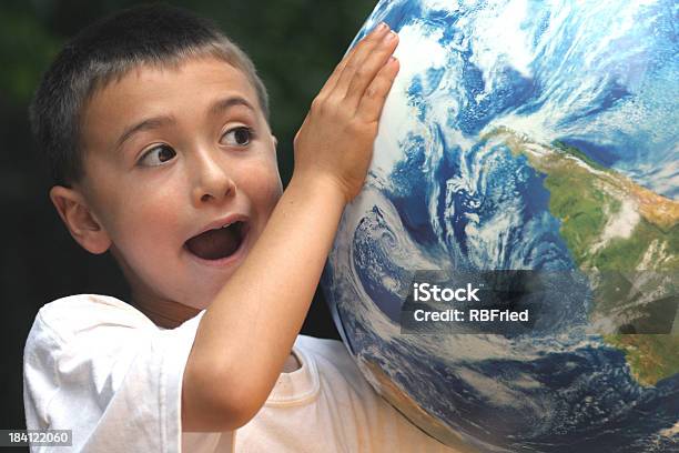 Глобус Мальчик — стоковые фотографии и другие картинки Возраст человека - Возраст человека, Глобальная система связи, Глобальный