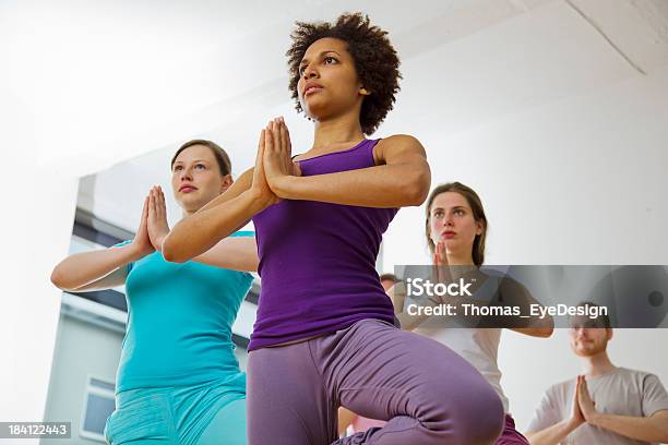 Junge Schwarze Frau Die Eine Yogakurs Stockfoto und mehr Bilder von Pilates-Methode - Pilates-Methode, Yoga, Yogakurs