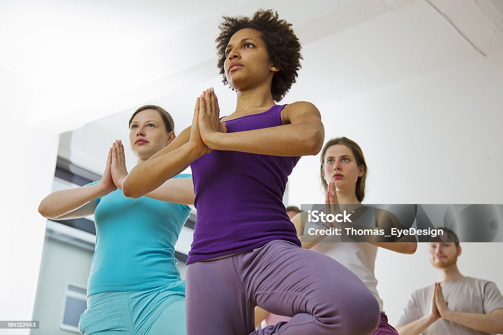 Giovane donna nera che una classe di Yoga - Foto stock royalty-free di Metodo Pilates