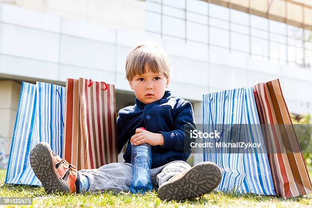 Bambino Con Le Borse Degli Acquisti - Fotografie stock e altre immagini di Abbigliamento - Abbigliamento, Abbigliamento casual, Allegro