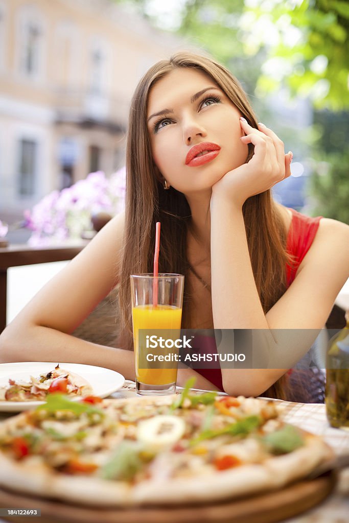 Молодая женщина в кафе - Стоковые фото Пицца роялти-фри