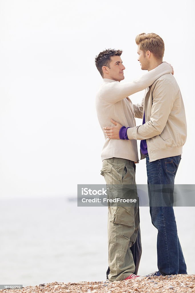 Dois homens jovens na praia - Foto de stock de Homens Jovens royalty-free