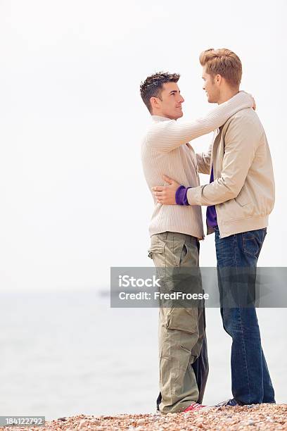 Foto de Dois Homens Jovens Na Praia e mais fotos de stock de Homens Jovens - Homens Jovens, Pessoa Gay, Praia