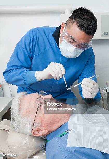 Foto de Dentária Com Dentista E Paciente Horário e mais fotos de stock de Dentista - Dentista, Homens Idosos, Adulto