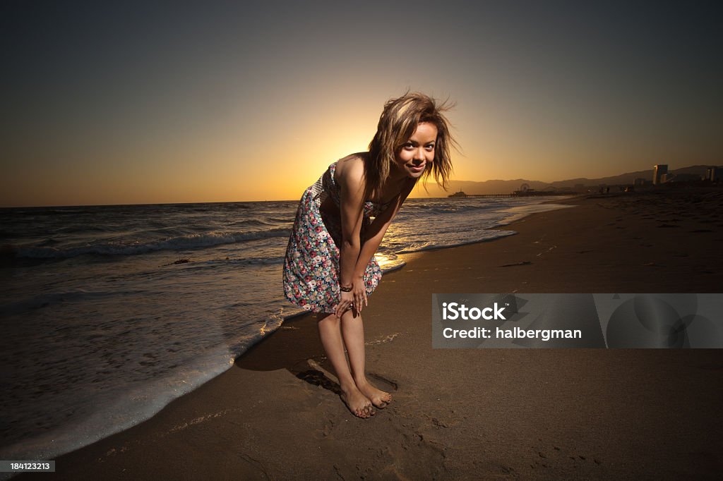 Подростковая Латиноамериканцы Девушка на пляже - Стоковые фото Веселье роялти-фри