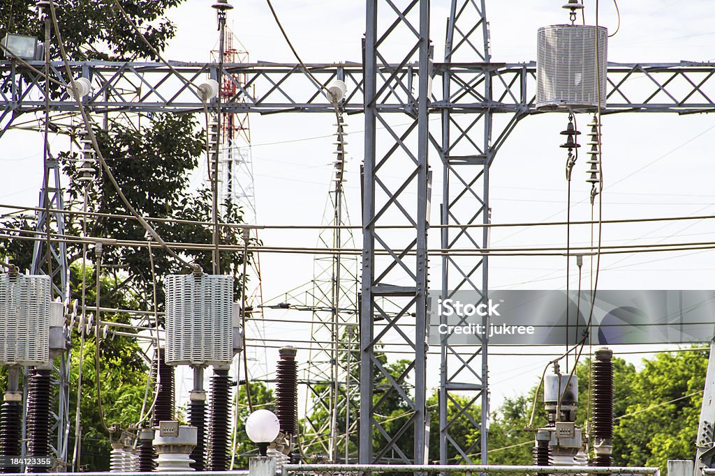 전력 관측소, 장대 케이블 및 건장함 변압기 - 로열티 프리 고압 전류 주의 스톡 사진