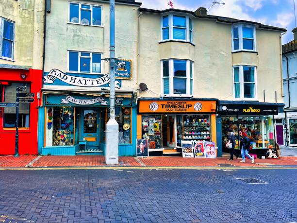 devantures de magasins britanniques peintes vibrantes et trottoir brighton - north sea audio photos et images de collection