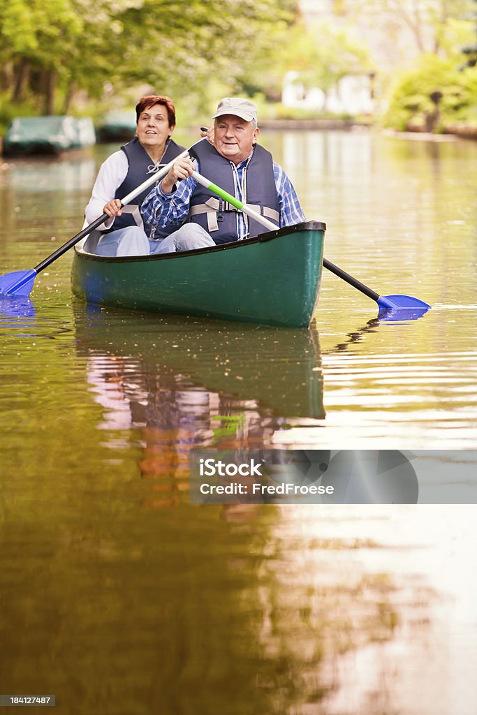 Coppia Senior in canoa - Foto stock royalty-free di Andare in canoa