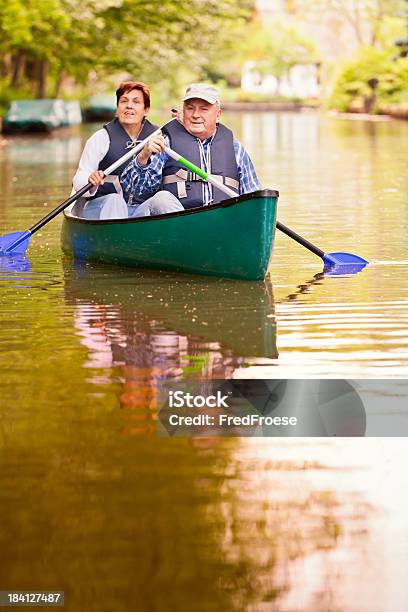 Coppia Senior In Canoa - Fotografie stock e altre immagini di Andare in canoa - Andare in canoa, Coppia anziana, Persone