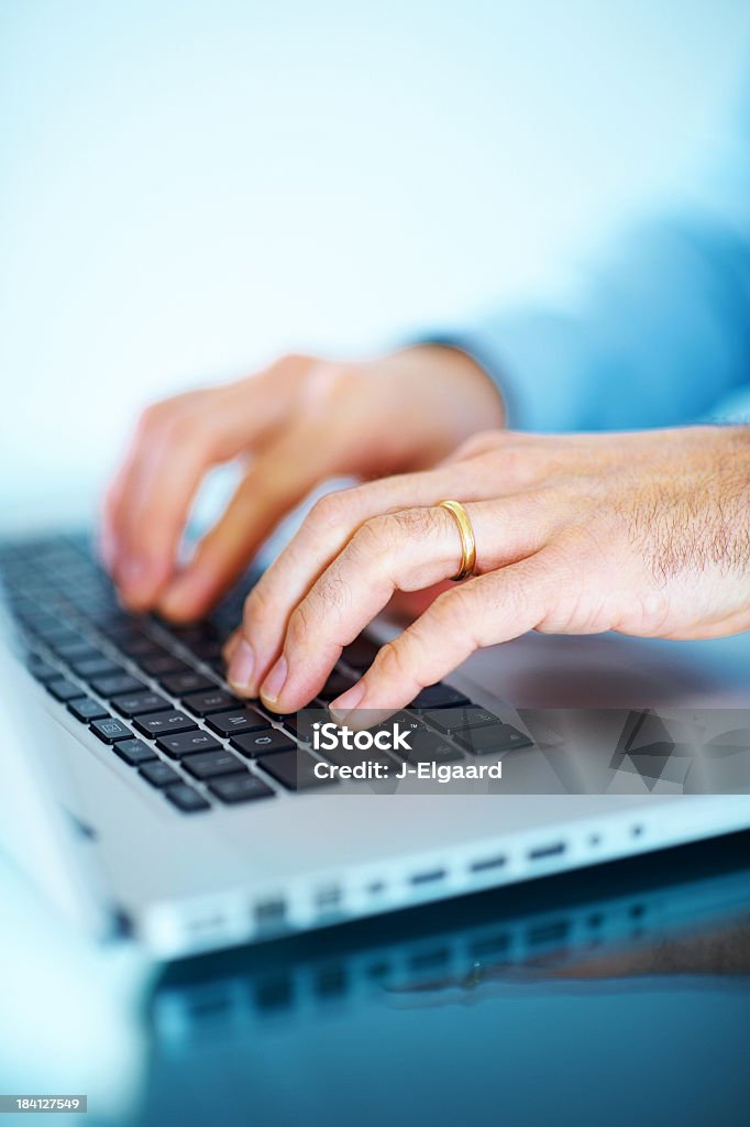 Maschile mani digitando sulla tastiera di un computer portatile - Foto stock royalty-free di Computer portatile