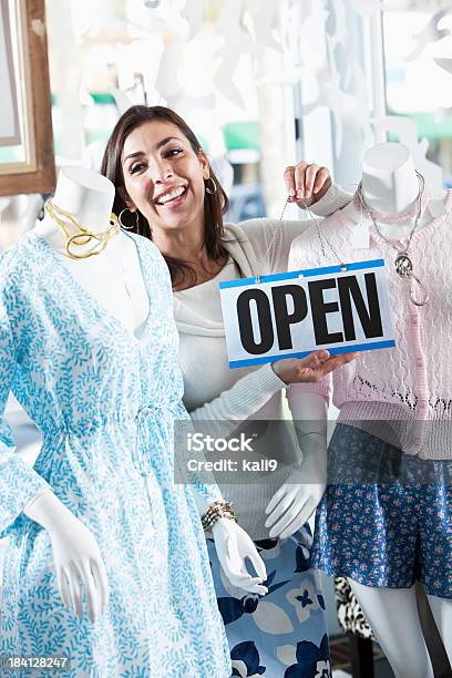 Kobieta W Boutique Z Znak Otwarte - zdjęcia stockowe i więcej obrazów Szczęście - Szczęście, Znak otwarte, 40-44 lata