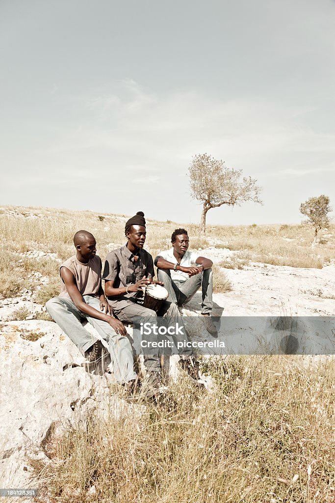 Três africanos homens Jogando no Prado Djembê - Royalty-free 20-24 Anos Foto de stock