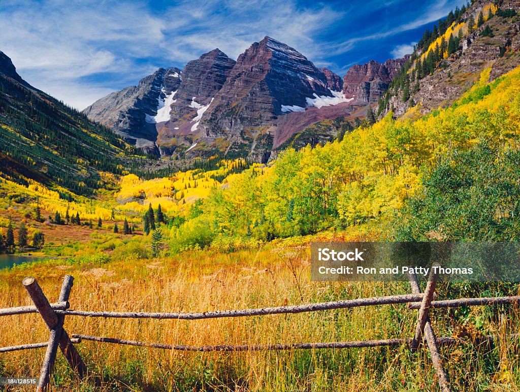 Марун Беллс с Аспен деревья осенью - Стоковые фото Колорадо роялти-фри