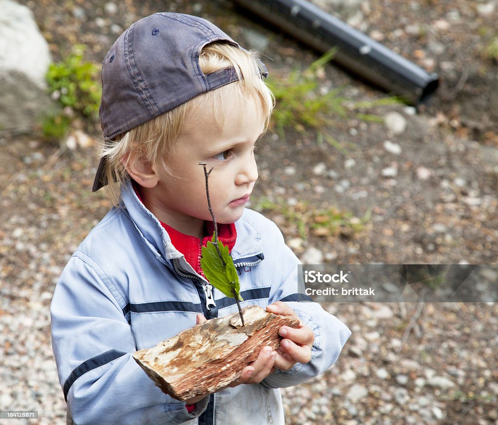 Pequeño niño con robustos bark barco al aire libre. - Foto de stock de 2-3 años libre de derechos