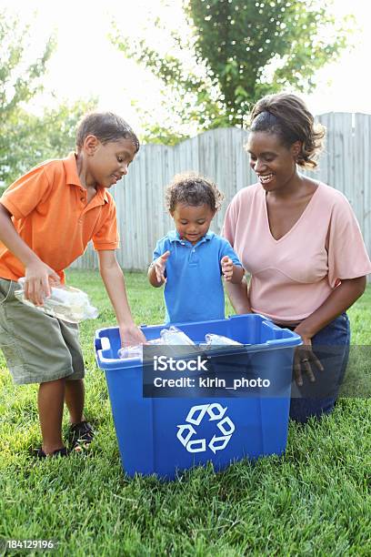 Photo libre de droit de Recyclage banque d'images et plus d'images libres de droit de Recyclage - Recyclage, Enfant, Container de tri sélectif des déchets