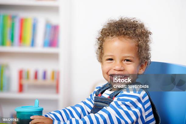幼児とカップを持って笑う - 1人のストックフォトや画像を多数ご用意 - 1人, カメラ目線, カラー画像