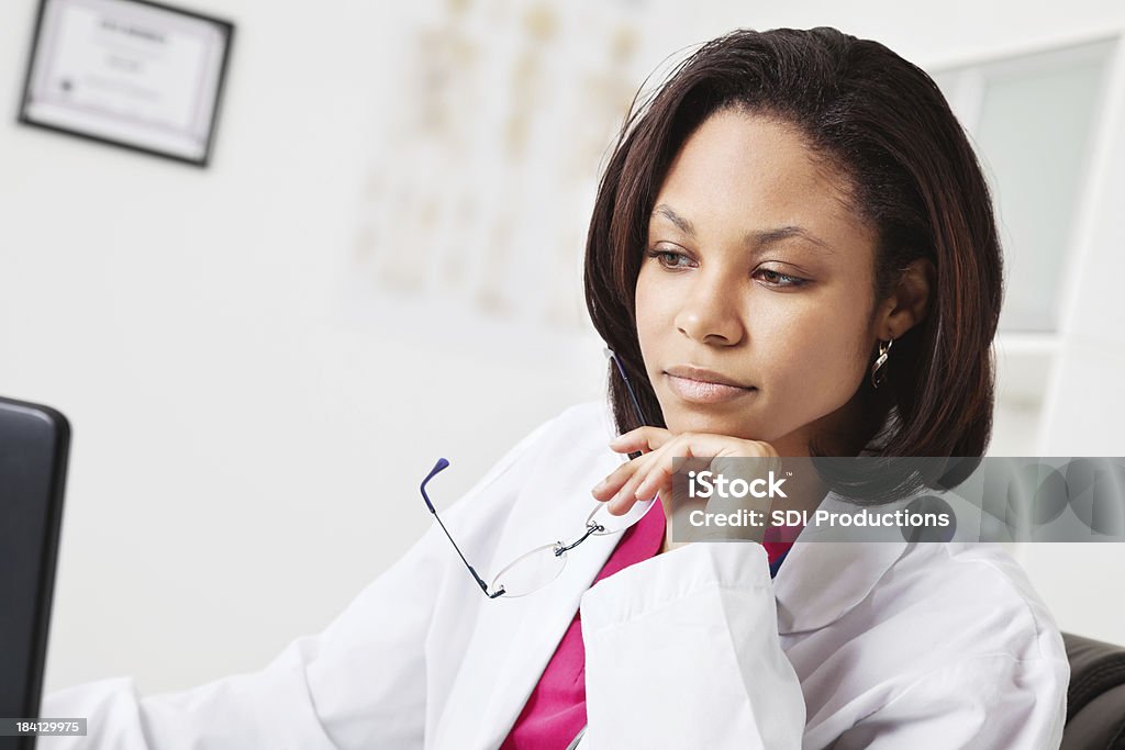 Jovem médico concentrar-se no trabalho em consultório médico - Royalty-free Bata de Laboratório Foto de stock