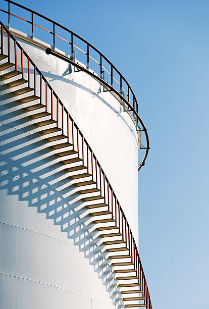 tanque de combustible con escalera de caracol. - fuel storage tank storage tank oil storage compartment fotografías e imágenes de stock