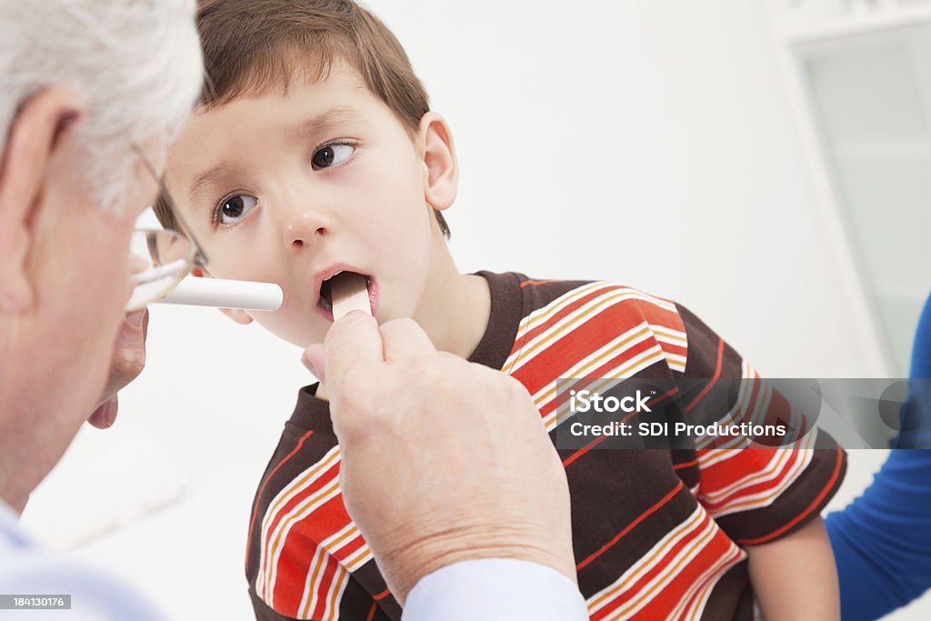 Kleiner Junge wird von einem Arzt untersuchen im Doctor's Office - Lizenzfrei Allgemeinarztpraxis Stock-Foto