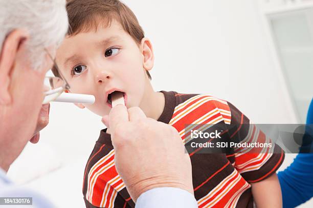 Kleiner Junge Wird Von Einem Arzt Untersuchen Im Doctors Office Stockfoto und mehr Bilder von Allgemeinarztpraxis