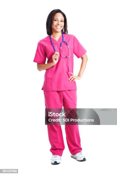 Lächelnd Krankenschwester Hält Ihr Stethescope Ganzkörper Auf Weißem Hintergrund Stockfoto und mehr Bilder von Afrikanischer Abstammung