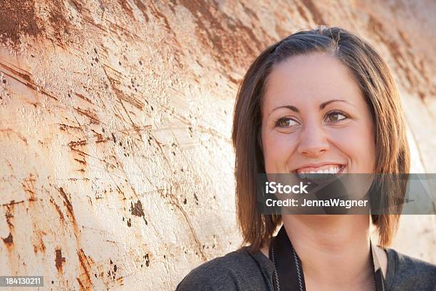 Europäischer Abstammung Frau Lächelt Stockfoto und mehr Bilder von 20-24 Jahre - 20-24 Jahre, Beige, Braun