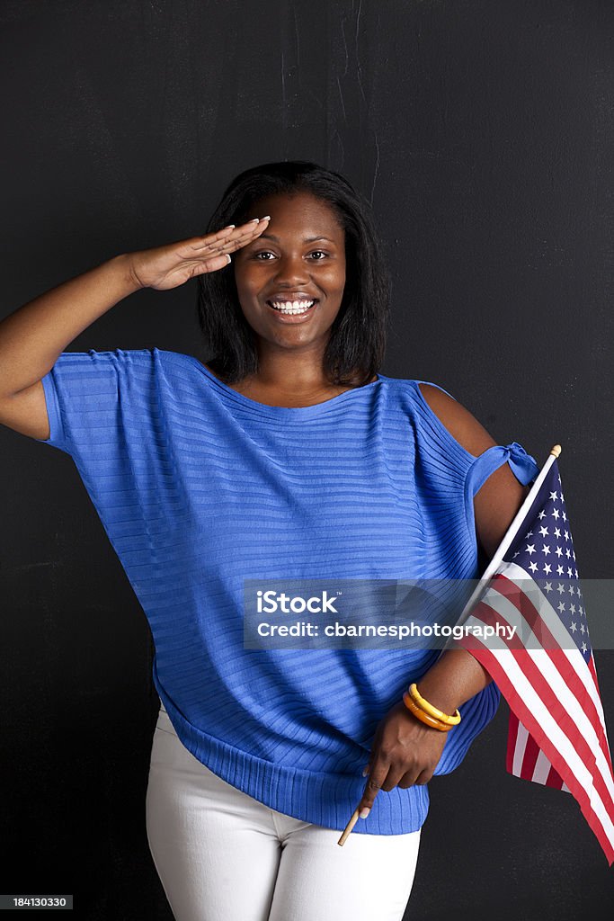 Donna tiene una bandiera americana nero - Foto stock royalty-free di Bandiera