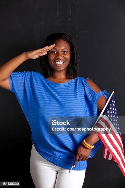 Donna Tiene Una Bandiera Americana Nero - Fotografie stock e altre immagini di Bandiera - Bandiera, 4 Luglio, Abbigliamento casual